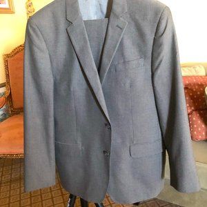 All-Year-Round Gray 2-Piece Men's Suit. Single-breasted, 2-Button. 42R